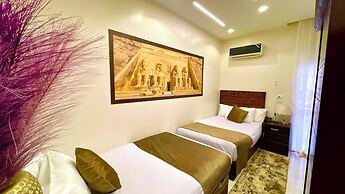 Nemes Pyramids View INN