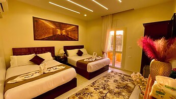 Nemes Pyramids View INN