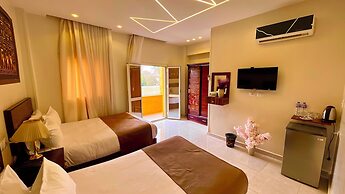 Nemes Pyramids View INN