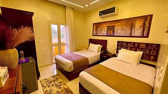 Nemes Pyramids View INN