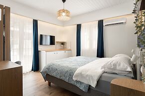 Captain's Seafront Apartments