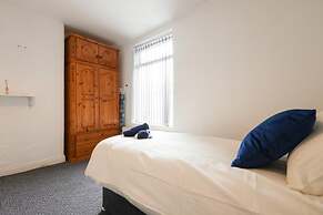 House-sleeps8-parking-garden