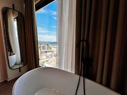 Avenue Hotel
