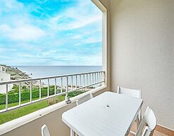 Waterfront Retreat With Balcony