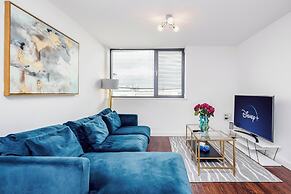 Basildon - 2-bed - Sleeps 5 - Near Train Station
