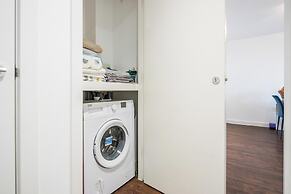 Basildon - 2-bed - Sleeps 5 - Near Train Station