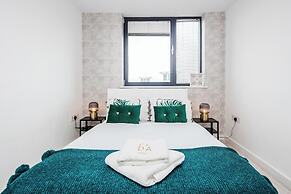 Basildon - 2-bed - Sleeps 5 - Near Train Station