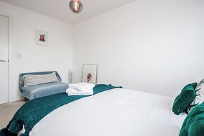 Basildon - 2-bed - Sleeps 5 - Near Train Station