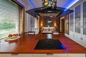 Luxurious Amber Villa With Private Pool and Garden Views