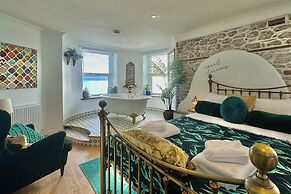 Seafront Cottage - Beach Access - Pet Friendly