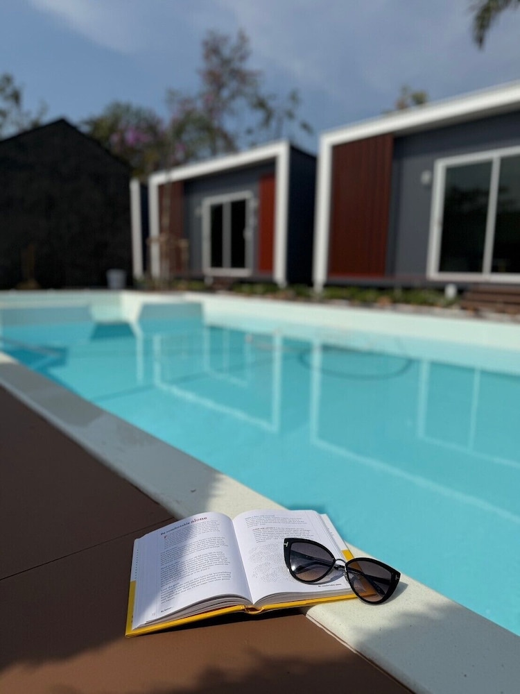 D Glamor Resort