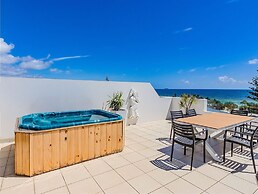 Luxe Oceanfront Haven with a Rooftop Spa