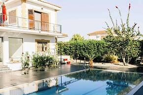 Villa for 9 Guests, Pool, Parking, Walk to Beach