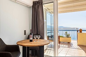 Beachfront Sunny Penthouse - Kalamata Seablisss