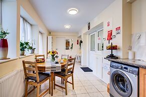 1 Bed Apartment - Sleeps 4 - Pets - Free Parking