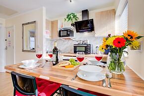 1 Bed Apartment - Sleeps 4 - Pets - Free Parking