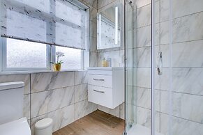 1 Bed Apartment - Sleeps 4 - Pets - Free Parking