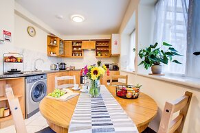 1 Bed Apartment - Sleeps 4 - Pets - Free Parking
