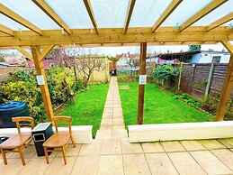 1 Bed Apartment - Sleeps 4 - Pets - Free Parking