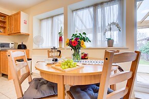1 Bed Apartment - Sleeps 4 - Pets - Free Parking