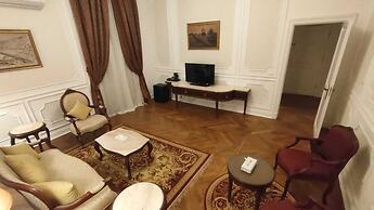 Maison Maxim De Lesseps