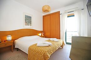 B16 - Sandy Pine Beachfront Flat in Lagos