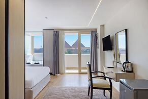 Superior Pyramids INN