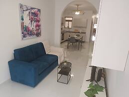 Seaside Stylish and Spacious 2-bedroom Apartment