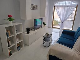 Seaside Stylish and Spacious 2-bedroom Apartment