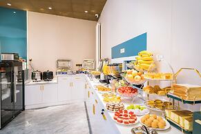 Dequan Luxury JingGuang Hotel