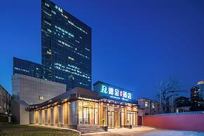 Dequan Luxury JingGuang Hotel