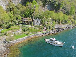 The Writer's Nest by Rent all Como