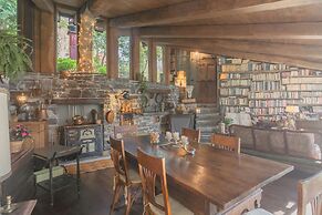 The Writer's Nest by Rent all Como