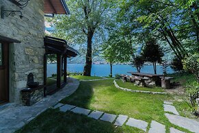 The Writer's Nest by Rent all Como