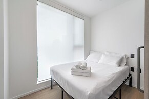 Chic Urban Stylish Condo in Downtown V