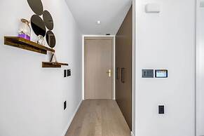 Chic Urban Stylish Condo in Downtown V
