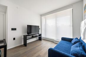 Chic Urban Stylish Condo in Downtown V