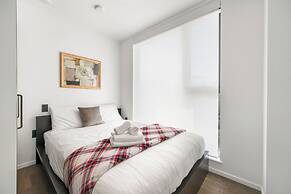 Chic Urban Stylish Condo in Downtown V