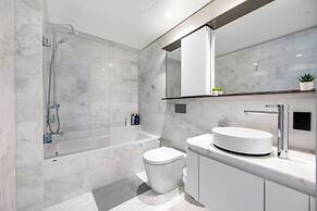 Chic Urban Stylish Condo in Downtown V