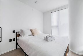 Chic Urban Stylish Condo in Downtown V