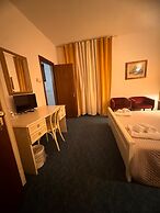 HOTEL REY'S