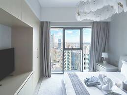 Luxurious Burj Royale One-bedroom & City Views