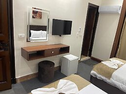 Motel 5 Square