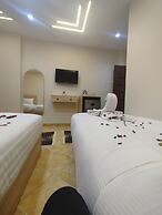 Isis pyramids view inn