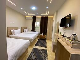 Isis pyramids view inn