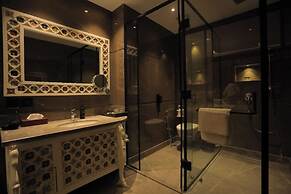 THE ROYAL VENETIAN