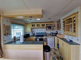 2 Bed Caravan - Sleeps 6 - Pets - Pool - Parking