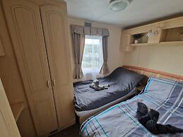 2 Bed Caravan - Sleeps 6 - Pets - Pool - Parking