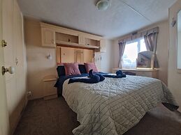 2 Bed Caravan - Sleeps 6 - Pets - Pool - Parking