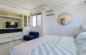 Oceanfront Condo in Ave. España Sleeps 8